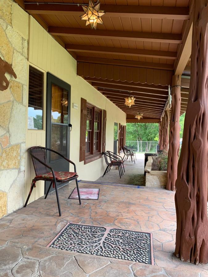 Diamond H Lodge B&B แบนเดอรา ภายนอก รูปภาพ